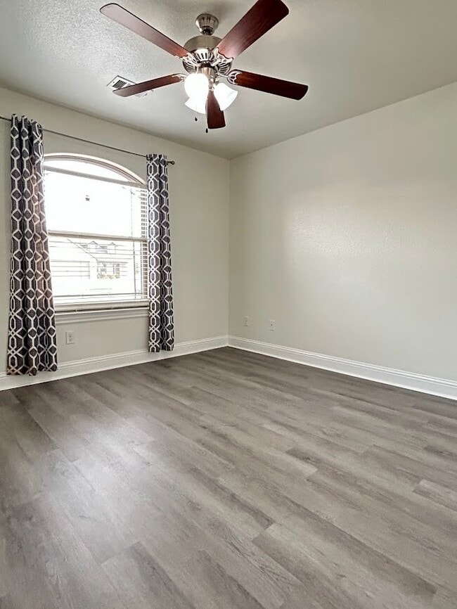 Building Photo - 910 Sunset Ln