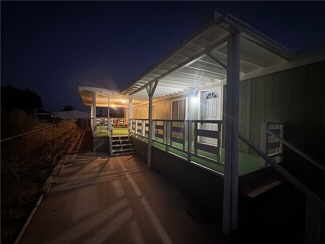 Building Photo - 546 Roadrunner Dr