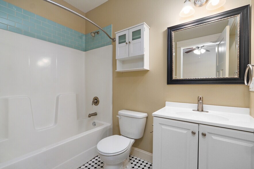 Building Photo - 1046 E Walnut St