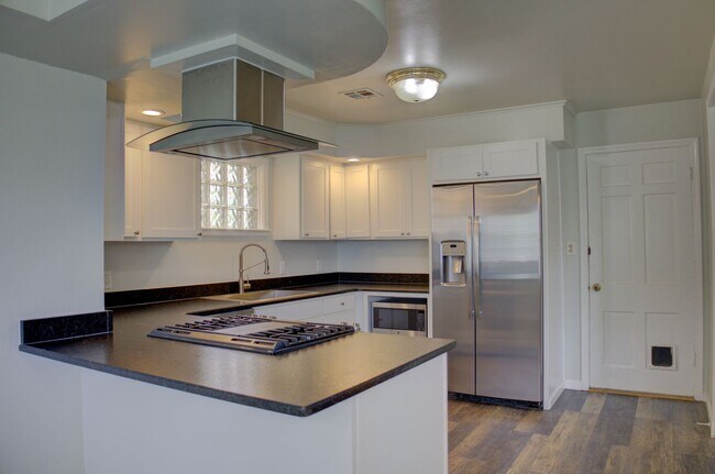 Building Photo - Well Maintained Midtown Home