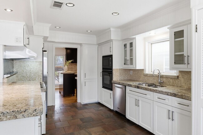 Building Photo - 531 Azaleadell Dr