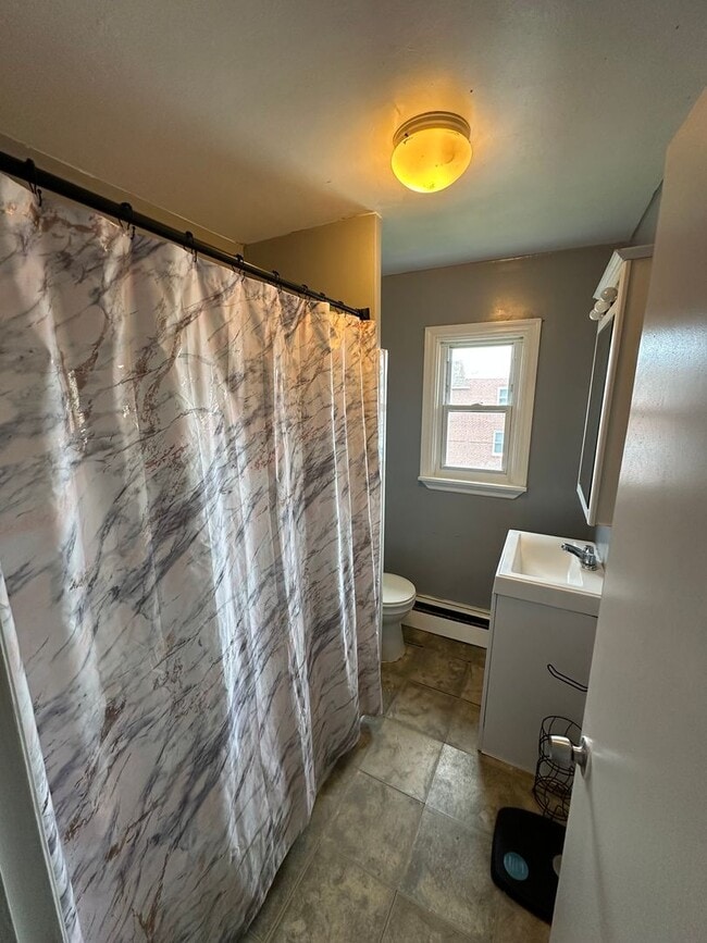 Building Photo - 3 Bed, 1 Bath Rowhome