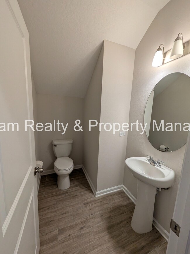 Building Photo - 100 Golden Fern Dr