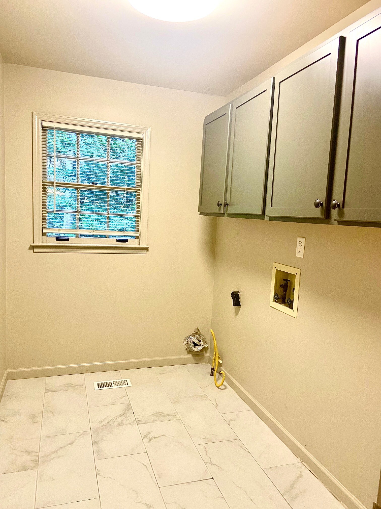 Building Photo - 3414 N River Rd