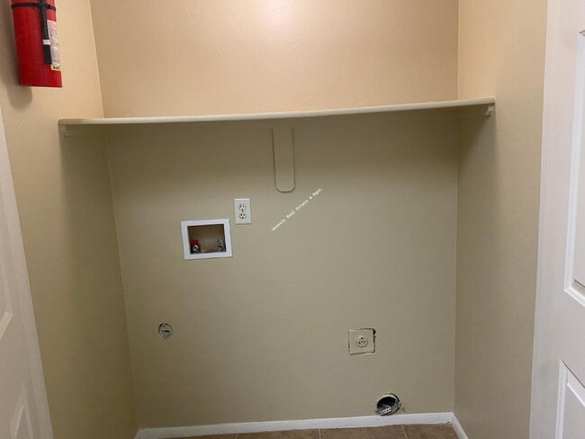 Building Photo - 3 bedroom 2 bath Townhouse