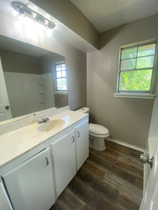 Building Photo - Charming 5 Bedroom House