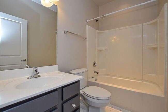 Building Photo - 2-bedroom end-unit w/ Bonus room!