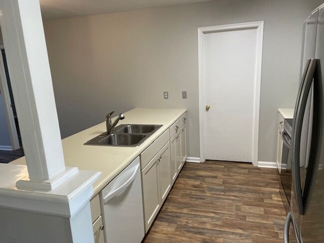 Building Photo - 3B/2B Home with a Fenced in Yard!