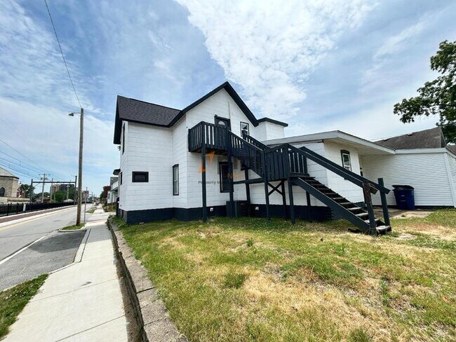 Building Photo - 1101 Manhattan St