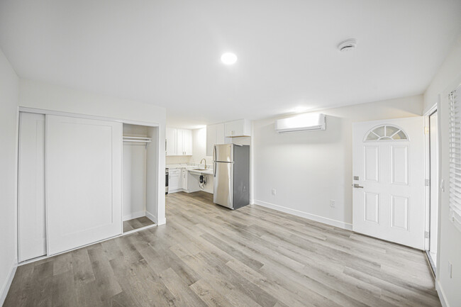 Building Photo - Inviting Studio with Included Kitchen Appl...