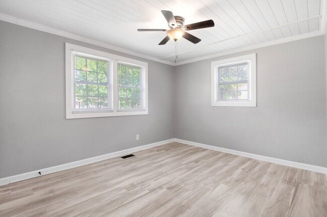 Building Photo - ADORABLE 3 BR | 1 BA HOME - 2 Car Detached...