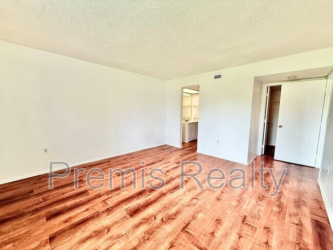 Building Photo - 141 Lakeside Dr