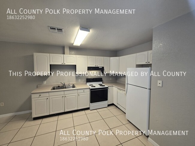 Building Photo - Fantastic 3 Bedroom Duplex - Lawn Care Inc...