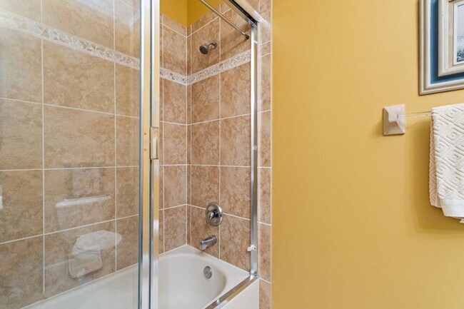 Building Photo - 6024 SE Crooked Oak Ave