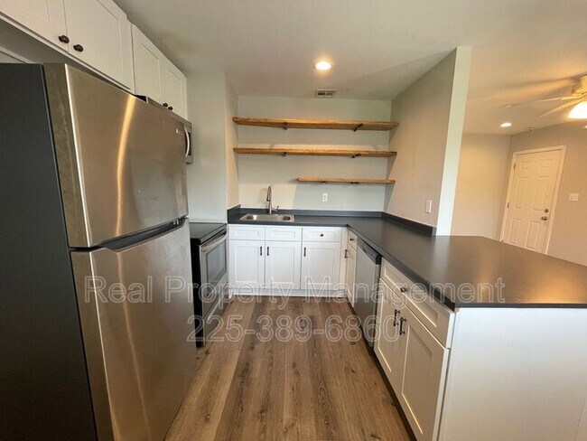 Building Photo - 1137 W Chimes St