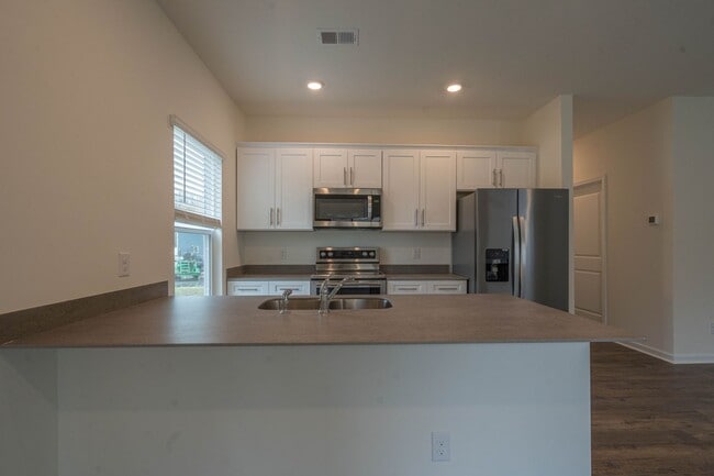 Building Photo - Beautiful newly constructed 3 bed and 2.5 bath townhouse with garage in the heart of jonesborough.