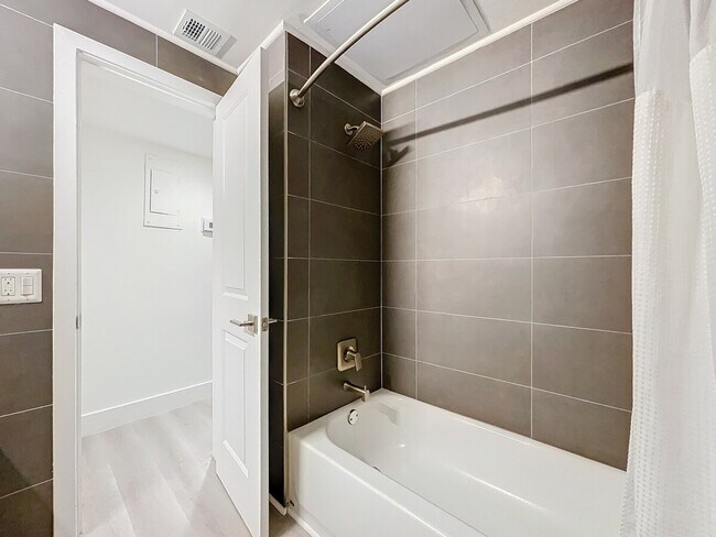 Building Photo - 1401 SE 15th St