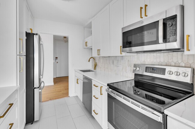 Building Photo - 5445 N Sheridan Rd