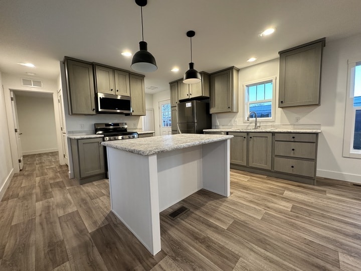 Building Photo - 15 Hartland St N