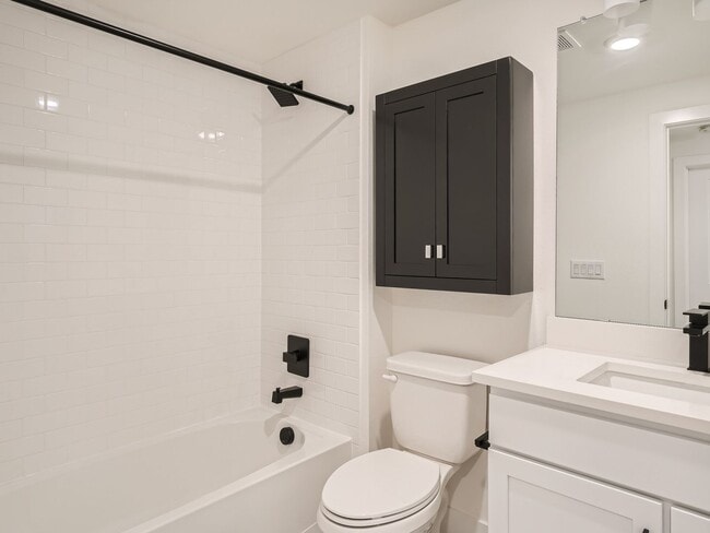 Building Photo - Spacious 4BR Duplex w/High End finishes on Quiet Street!