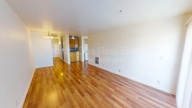 Building Photo - 4041 Oakcrest Dr