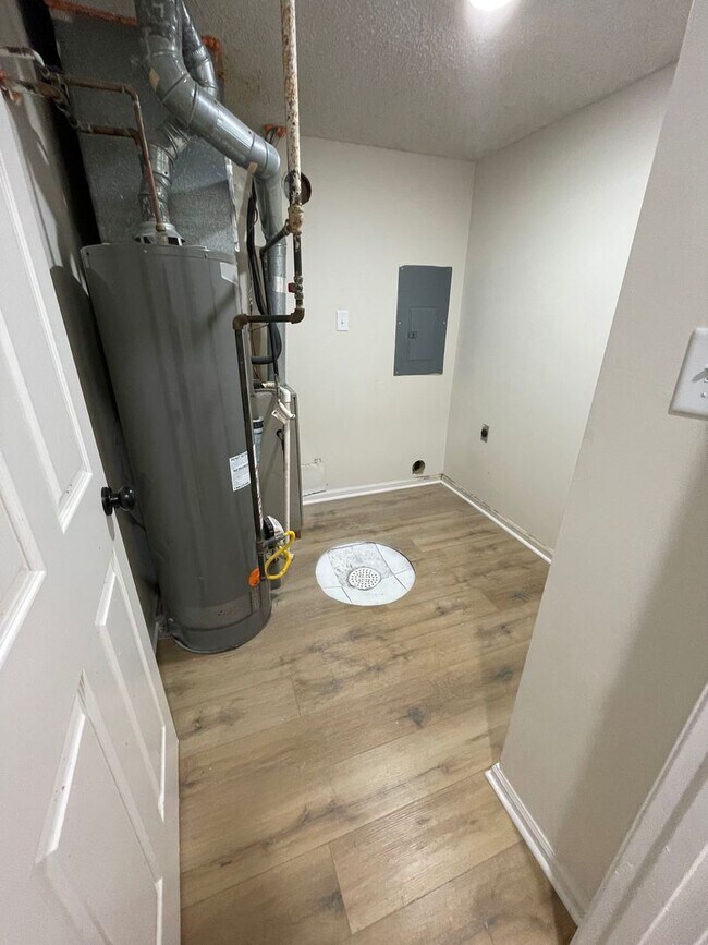 Building Photo - 3616-3618 Hermitage Rd.