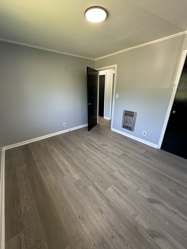Building Photo - Cozy 2 Bed Room Rental with Large Yard & Easy Commute