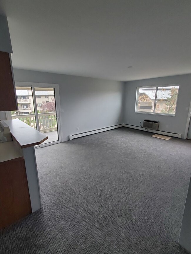 Building Photo - Recently Updated and Spacious 1B / 1B Available for June!