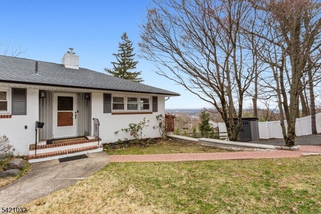 Building Photo - 145 Highview Terrace