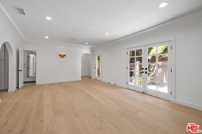 Building Photo - 839 Westmount Dr