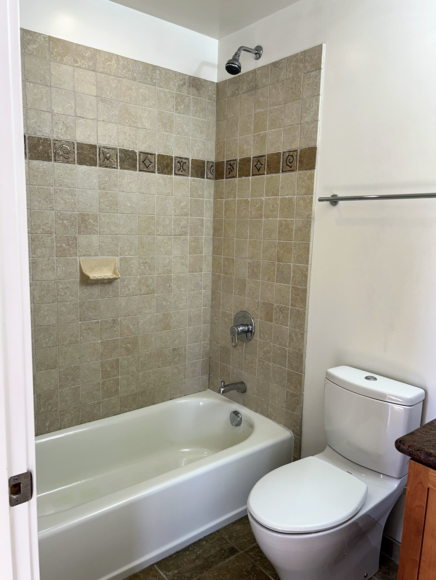 Bedroom 1 tub/shower - 535 29th St