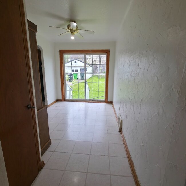 Building Photo - Multi Family Home 3 Bedroom and 1 Bath For Rent