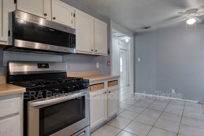 Building Photo - 5815 Pyle St