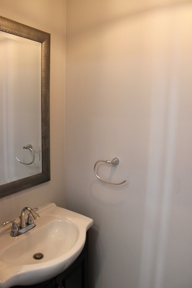 Building Photo - 280 Mike Dr