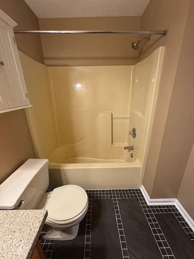 Building Photo - 2000/3 br/2.5 ba/bonus room/office 2,330 sqft
