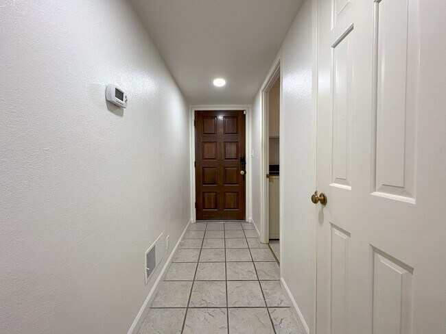 Building Photo - Beautifully Updated 3-Bedroom Townhome in ...