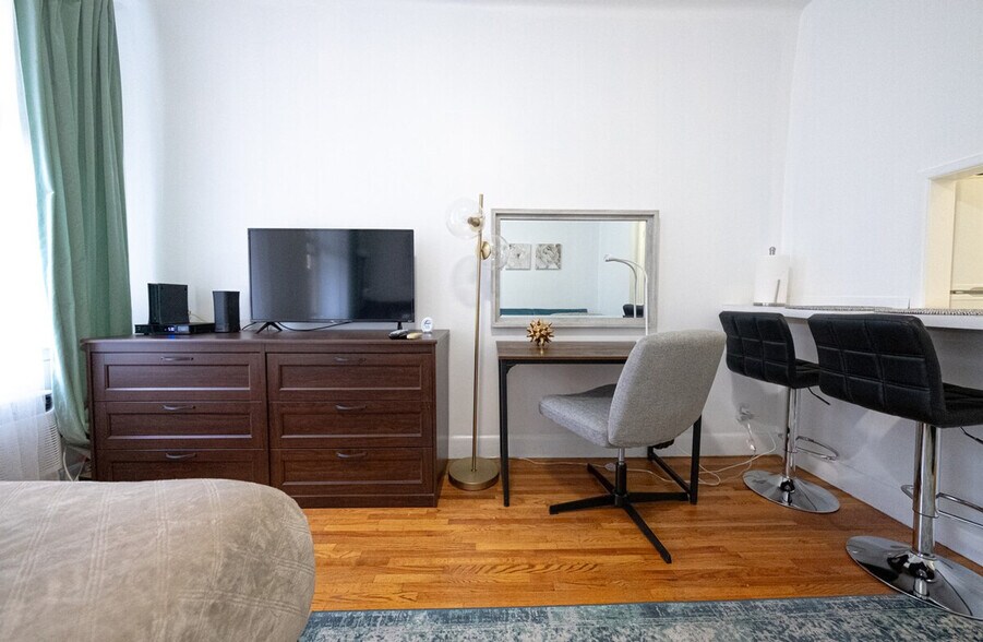 Building Photo - 328 E 74th St