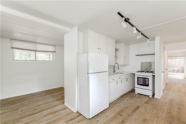 Building Photo - 1505 W 12th St