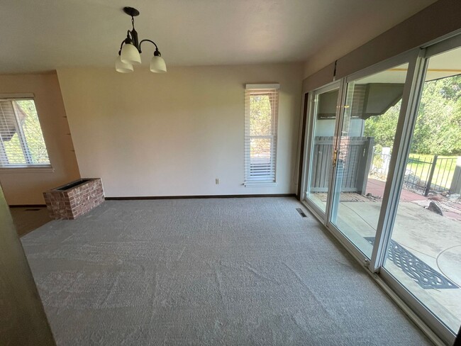 Building Photo - $500 off 1st Month, Spacious Boulder Locat...