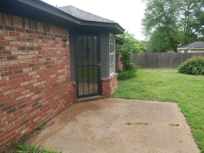 Building Photo - 2885 Waverly Dr