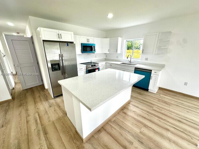 Building Photo - 722 NW 6th Ct