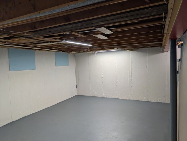 Building Photo - 208 Dee Rd