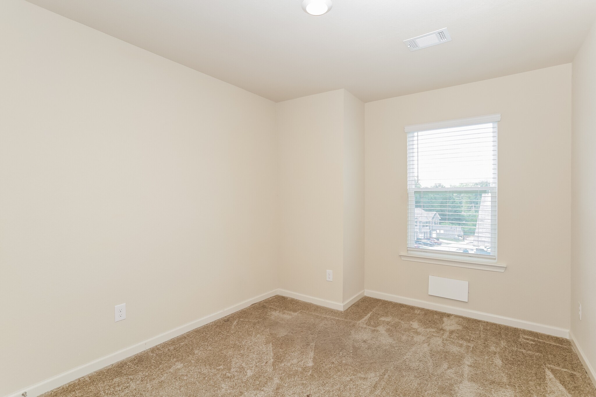 Building Photo - 402 Highwood Ln