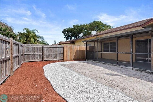 Building Photo - 4325 NW 5th Ave