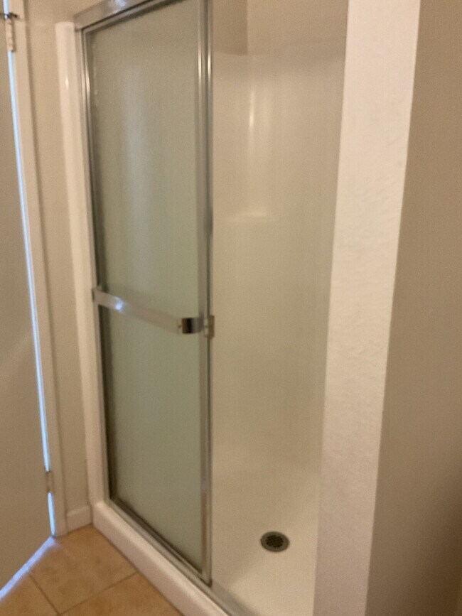 Building Photo - "Discover Coastal Living: Spacious 3-Bed, 2-Bath Townhouse