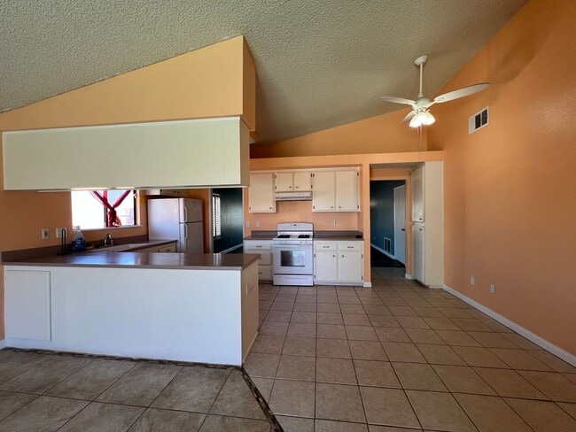 Building Photo - 3 Bedroom 2 Bathroom House with Swimming P...