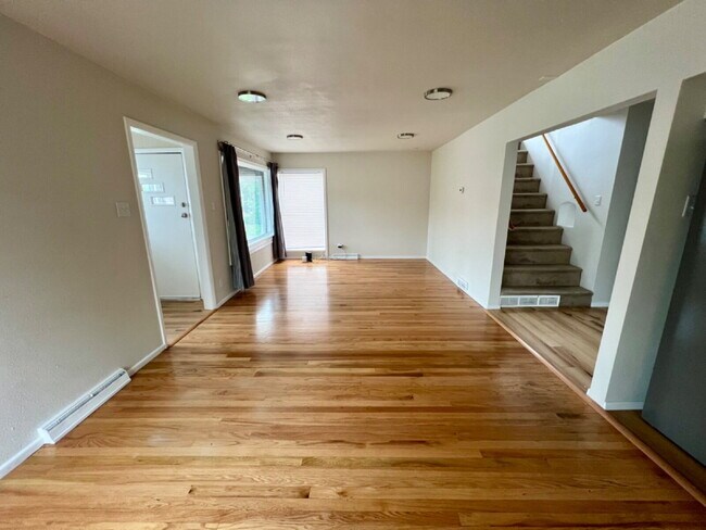 Building Photo - Completely Renovated Three Bedroom Apartment