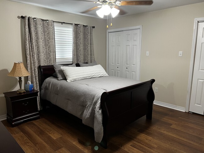 Queen Bec with attached bathroom - 226 Sharon Dr
