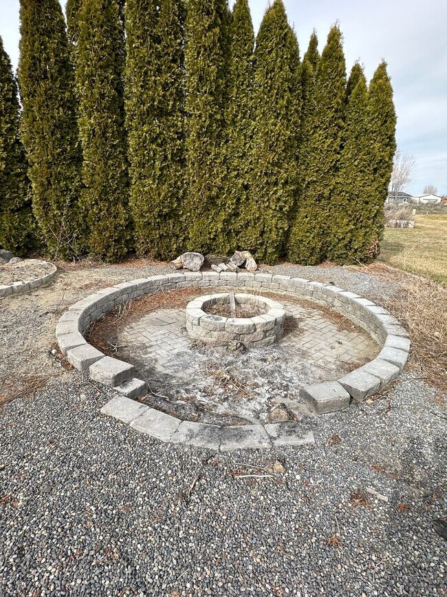 Building Photo - RARE FIND!! Country living with big shop o...