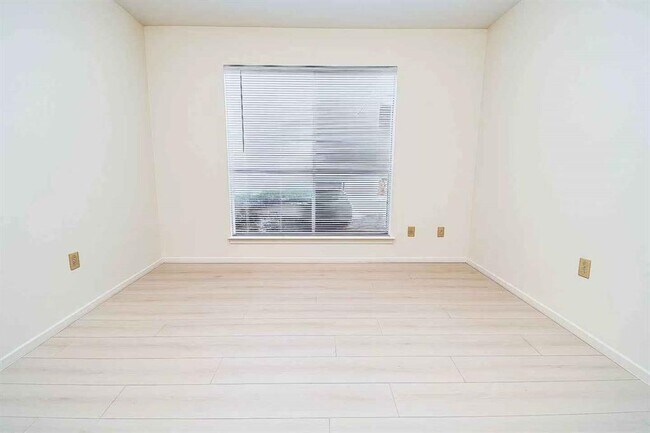 Building Photo - 10223 Gulfstream Ln